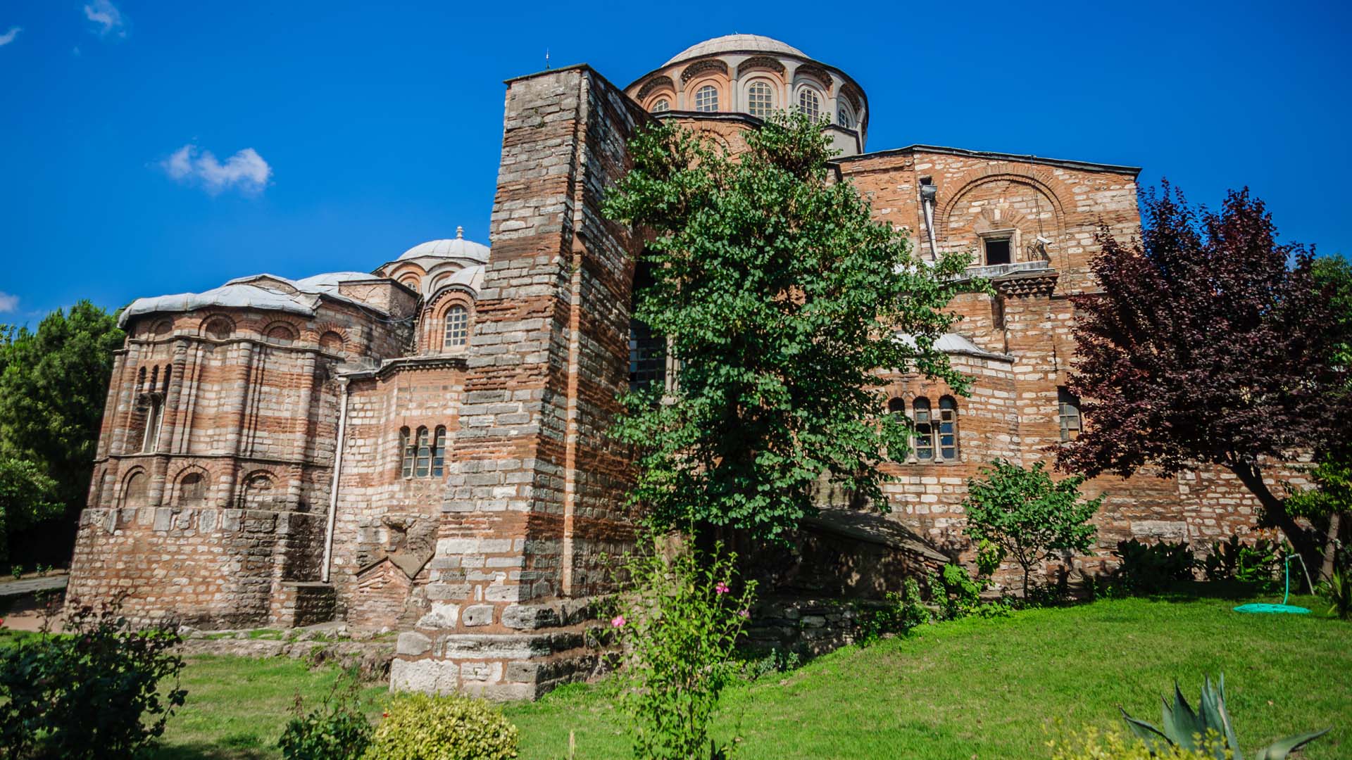 Exterior view of the Byzantine Chora Church (Kariye) in Istanbul showing the Palaiologan brickwork and domes - Εκκλησία της Χώρας	στην Κωνσταντινούπολη